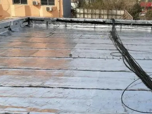 新巴尔虎右卫生间漏水维修公司分享下新巴尔虎右屋面楼顶防水刚性防水层施工要点。