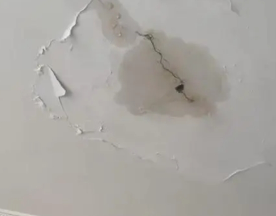 新巴尔虎右阳台漏水维修公司分享下屋面防水工程质量问题原因分析